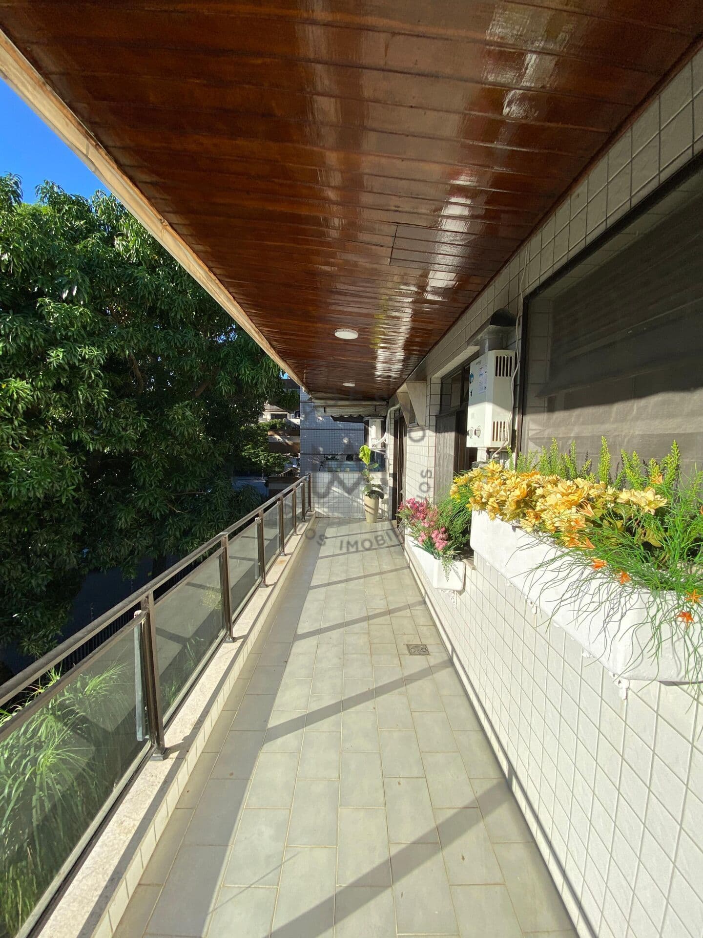 Apartamento com 3 quartos, varandão e dependência completa na Gleba B