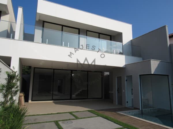 Residência Triplex Contemporânea em Riomar, Barra da Tijuca - Oportunidade Única de Aquisição