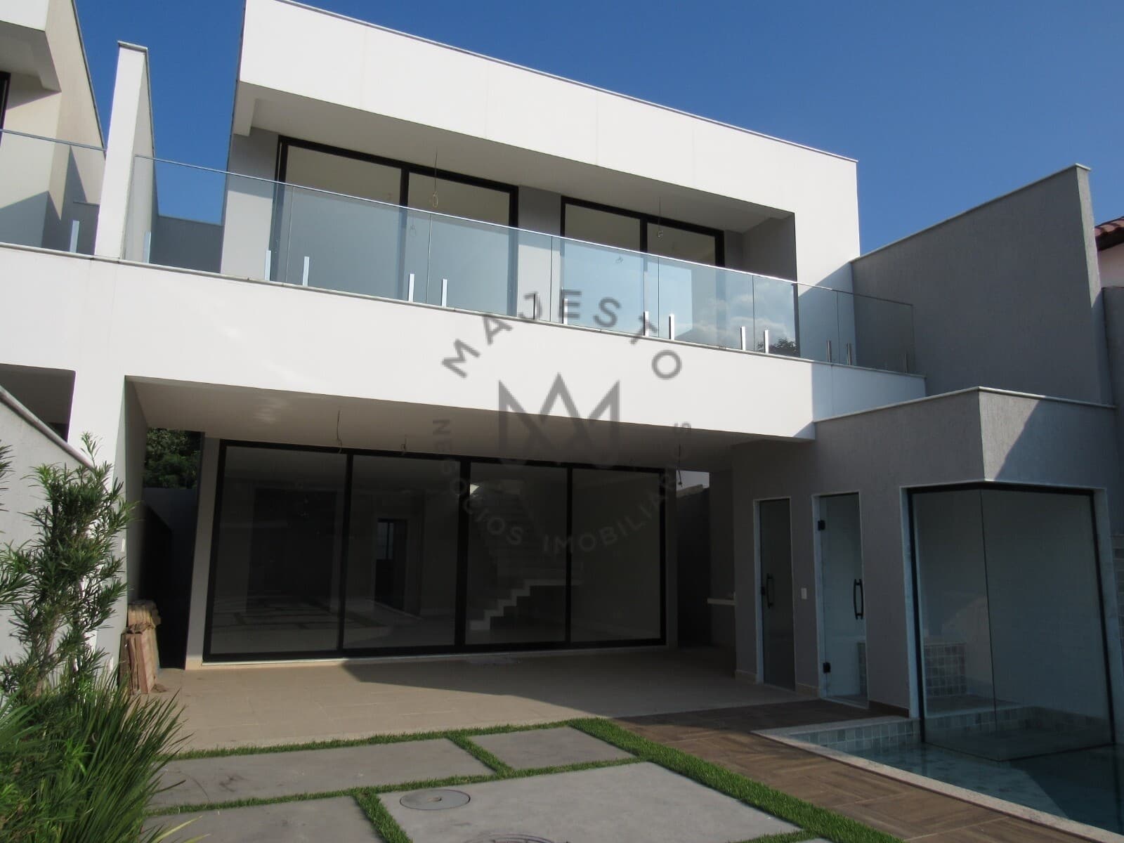 Residência Triplex Contemporânea em Riomar, Barra da Tijuca - Oportunidade Única de Aquisição