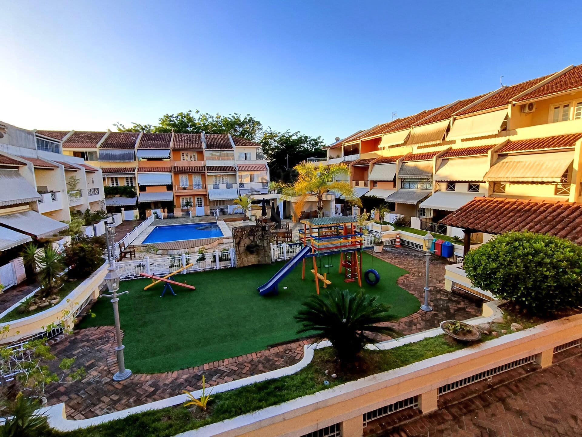 Casa triplex 4 suítes reformada com 2 vagas no Recreio