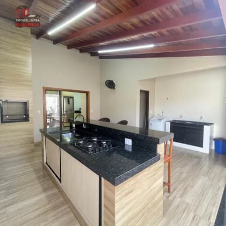 Casa com placas solares