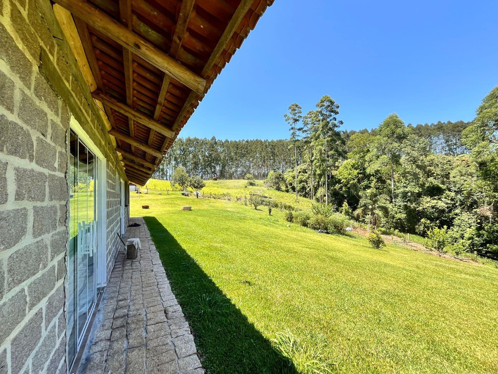 EXCELENTE CHÁCARA COM ÁREA CONSTRUÍDA DE 244,00m²
