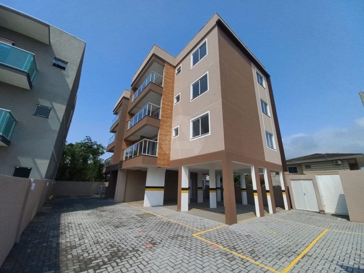 EXCELENTE APARTAMENTO COM DOIS A TRES DORMITÓRIOS EM ITAPOÁ.