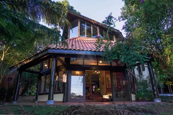 ✨ RESIDÊNCIA EXCLUSIVA EM MEIO À NATUREZA – ARQUITETURA AUTORAL E ALTO PADRÃO