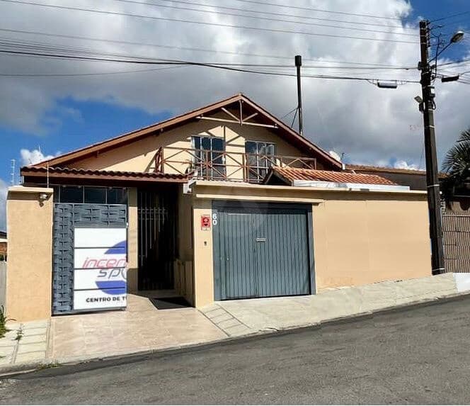 CASA E ESCOLA DE NATAÇÃO À VENDA EM CAMPO LARGO-PR
