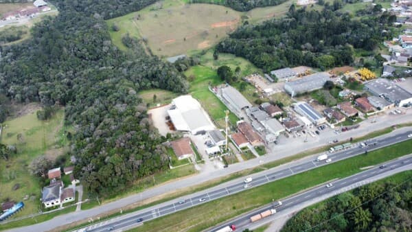 Área Comercial/Industrial - Zoneamento CUE (frente) e ZPFV (fundos)