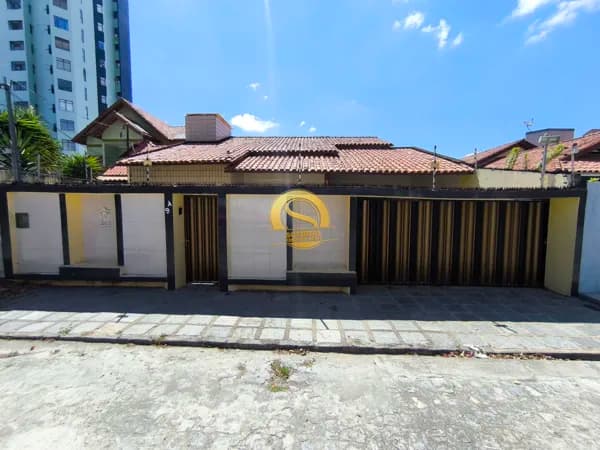 Casa a venda no bairro do Mirante com 4 qts, escritório e dce.