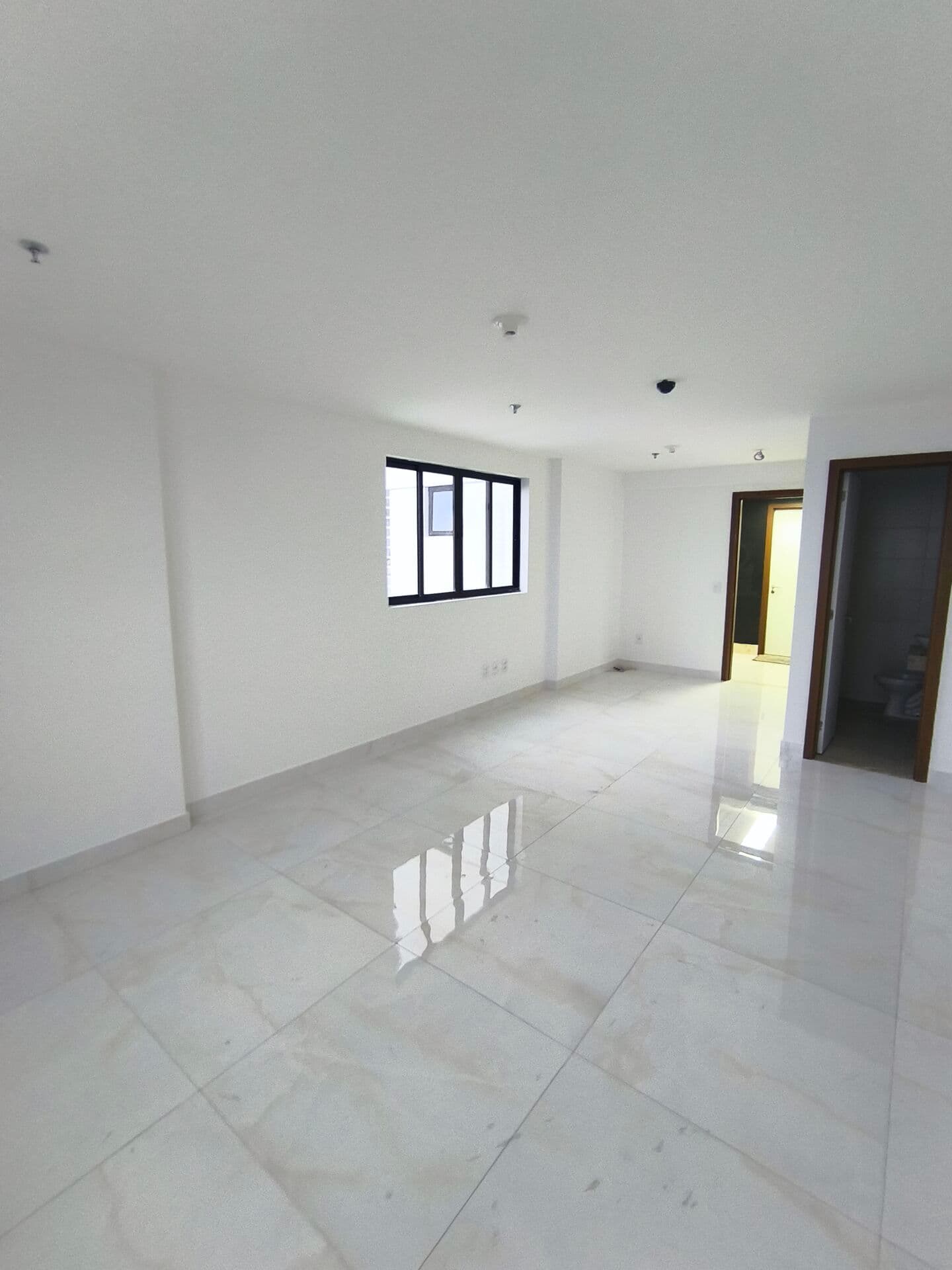 Sala para locação no empresarial Ronaldo Cunha Lima.