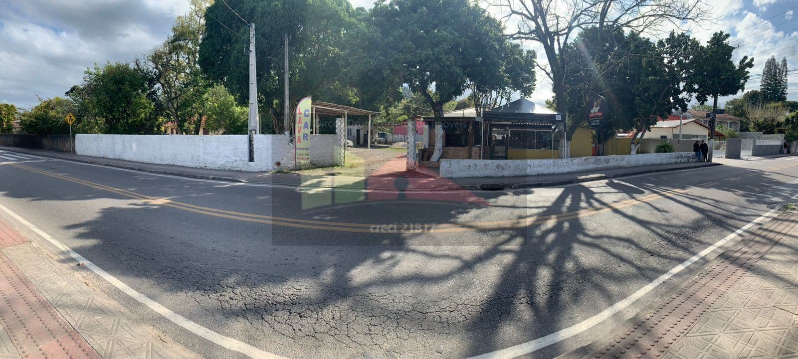 REF. 313 Belíssima casa com terreno amplo e plano