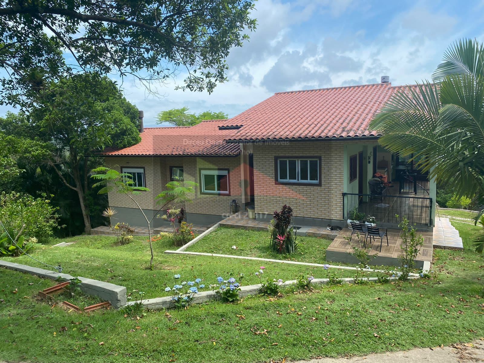 REF. 298 Sítio com casa, amplo e sofisticado, com uma área de 5000m²