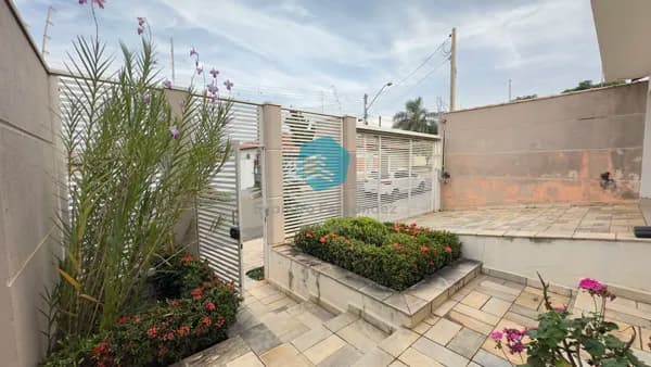 Casa em São Pedro com 3 suítes, quintal, espaço gourmet e piscina.