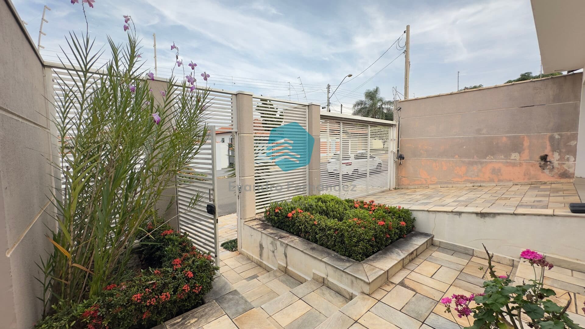 Casa em São Pedro com 3 suítes, quintal, espaço gourmet e piscina.