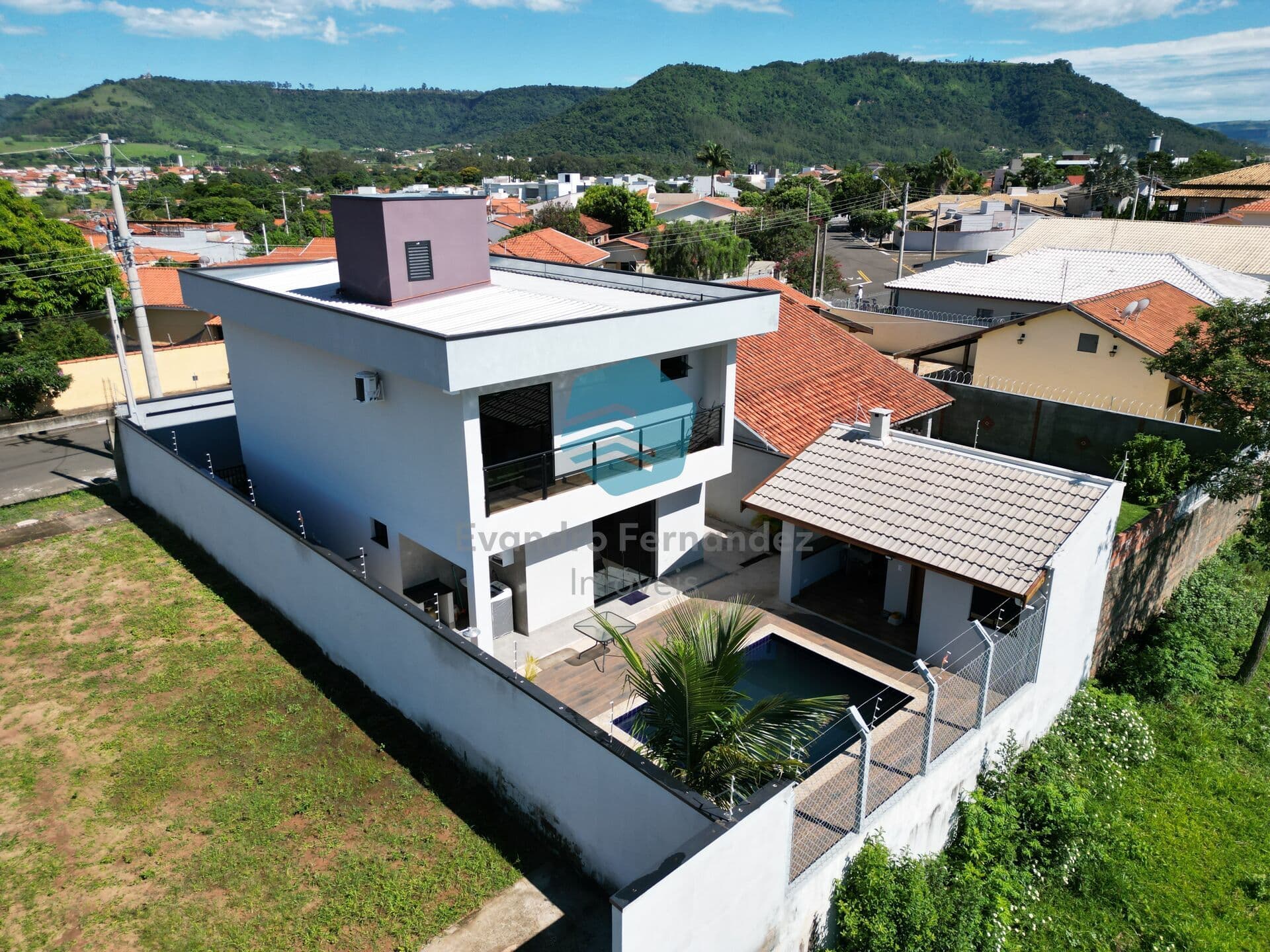 Casa à Venda com Piscina e Vista para a Serra do Itaqueri em São Pedro