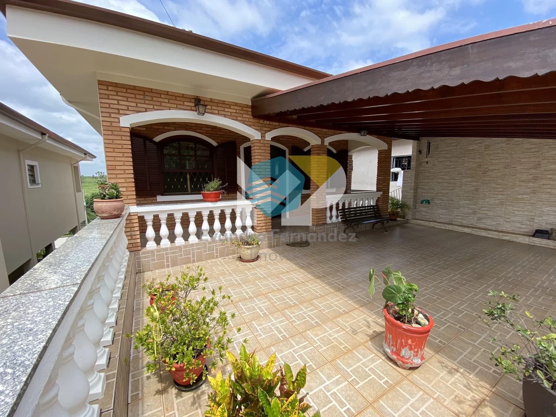 🌄 Casa com Vista Privilegiada e Edícula Completa à Venda