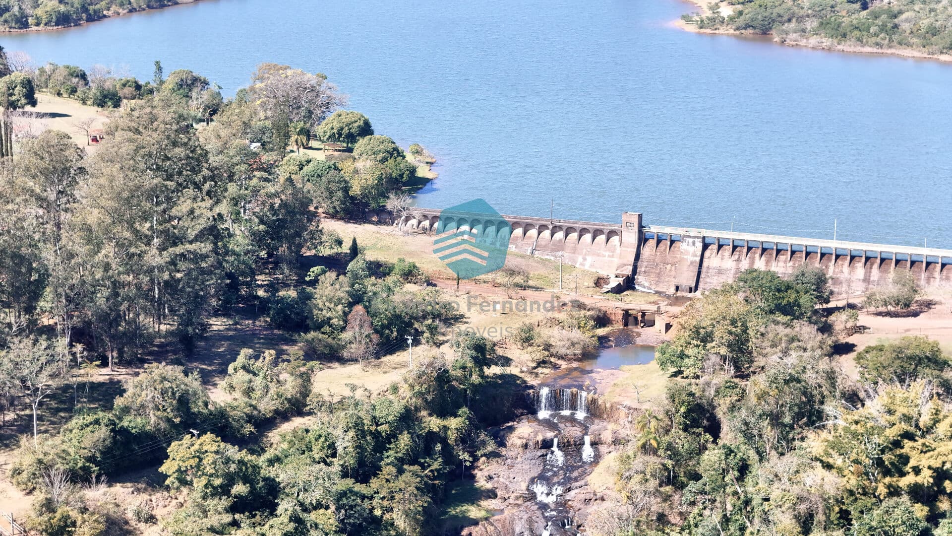 Rancho em frente a represa do Patrimônio em Brotas, oportunidade residencial ou comercial
