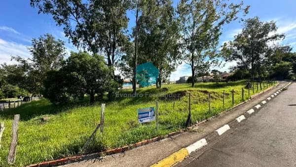 Terreno no bairro Jardim Holiday com 353m² em São Pedro-SP