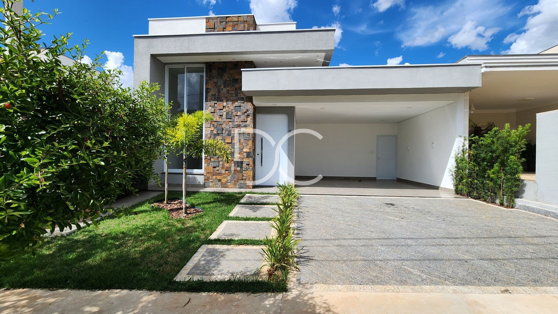 Venda Casa Térrea | AT 250m² | AC 160m² | 3 Dorm | 1 Suíte | 4 Banheiros | 4 Vagas