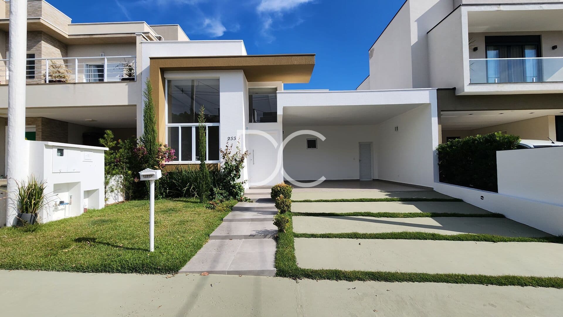 Venda Casa Térrea | AC 170m²| AT 250m² | 3 Suítes | 5 Ban | 4 Vagas | Depósito
