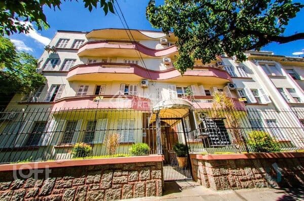 Invest Certo vende apartamento 3 dormitórios, com 80m² privativos, próximo da Redenção e da UFRGS. Possui amplo living, 3 dormitórios, sala de jantar, cozinha americana, lavabo, banheiro social com box de vidro e ventilação natural, web space e área de s