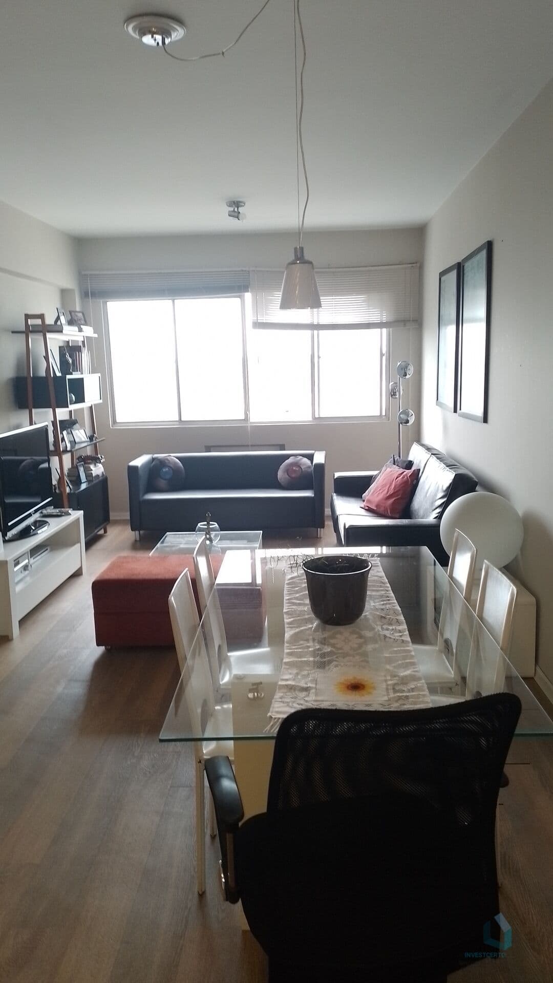Ótimo apto. de 2 dormitórios, sendo 1 suíte, andar alto com bela vista. Ambientes amplos, arejados e bem iluminados..
