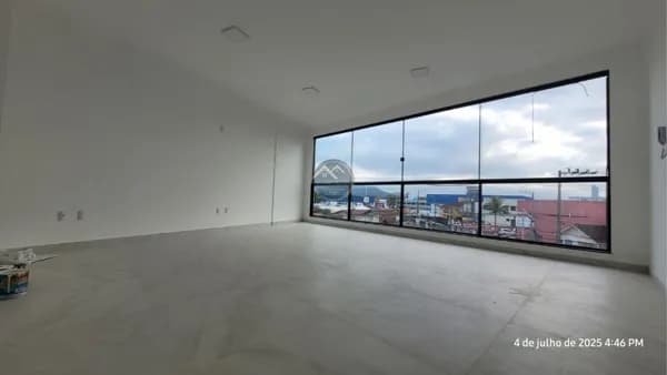 Sala comercial em piso superior no Centro de Tijucas