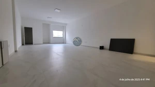 Sala comercial em piso superior no Centro de Tijucas