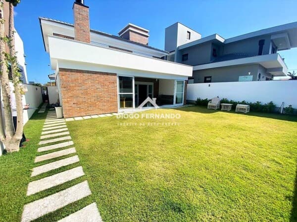 Casa Alto Padrão em Condomínio Pé na Areia em Forianópolis