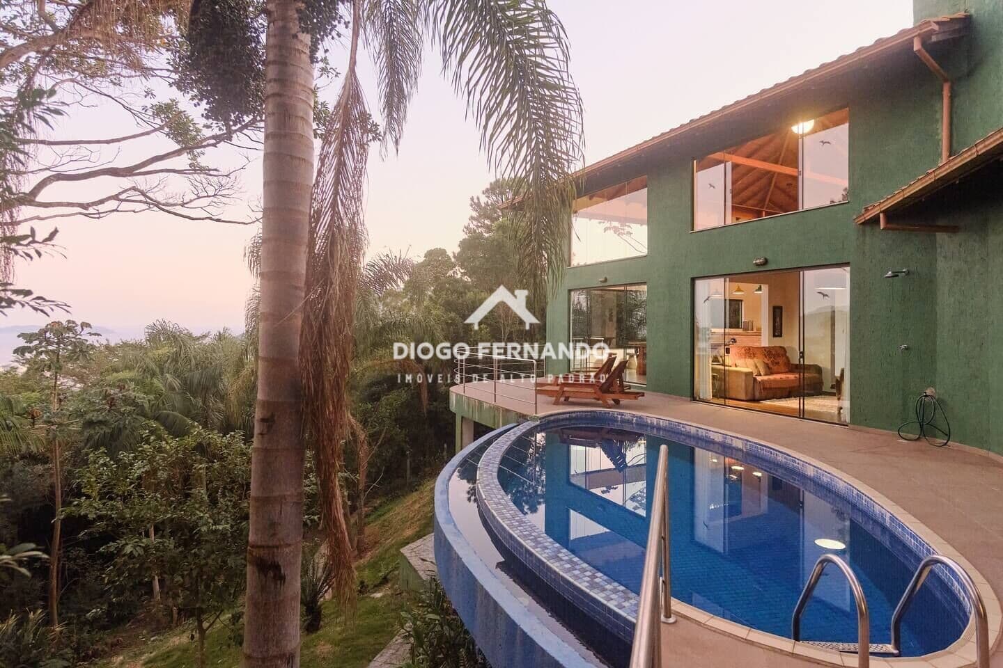 Casa com linda vista, em meio à natureza