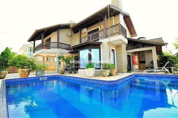 Casa de 5 dormitórios no Campeche