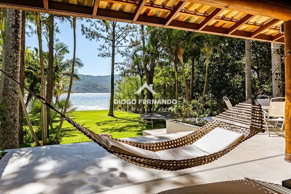 Casa Alto Padrão Frente à Lagoa da Conceição