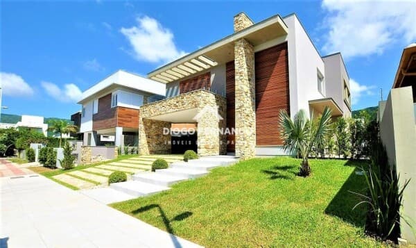 Casa de Alto Padrão em Condomínio Exclusivo na Lagoa da Conceição