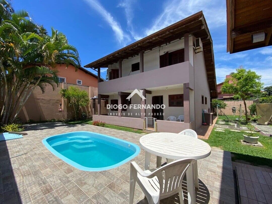 Casa de 4 dormitórios no Rio Tavares