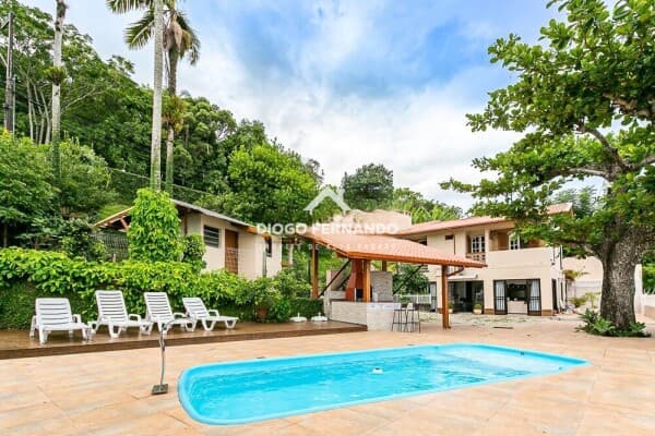 Casa Frente Mar de 6 suítes no Sambaqui