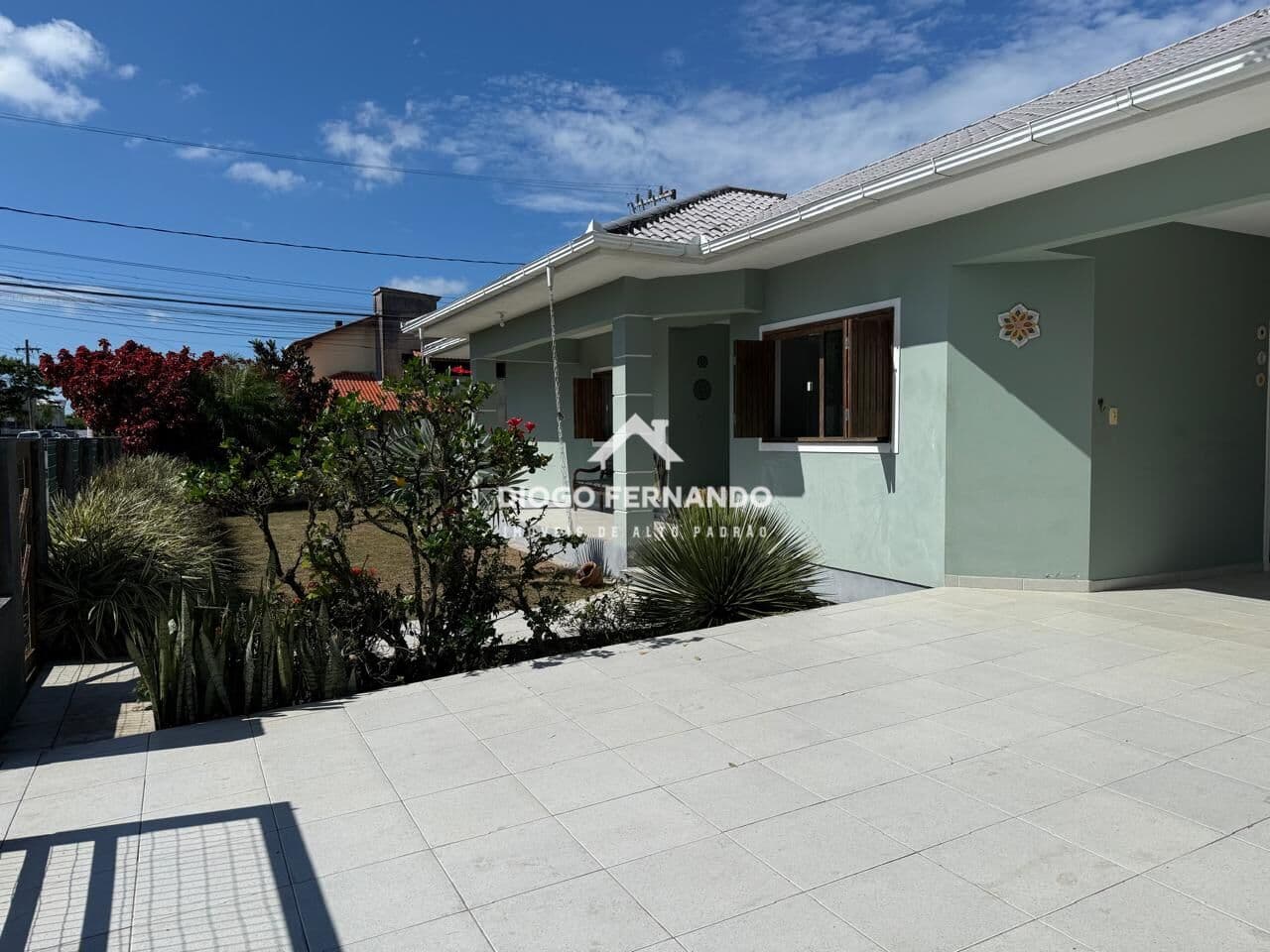 Casa térrea com amplo terreno arborizado e excelente posição solar