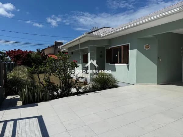 Casa térrea com amplo terreno arborizado e excelente posição solar