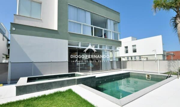 Linda Casa Alto Padrão em Condomínio Frente Mar no Morro das Pedras