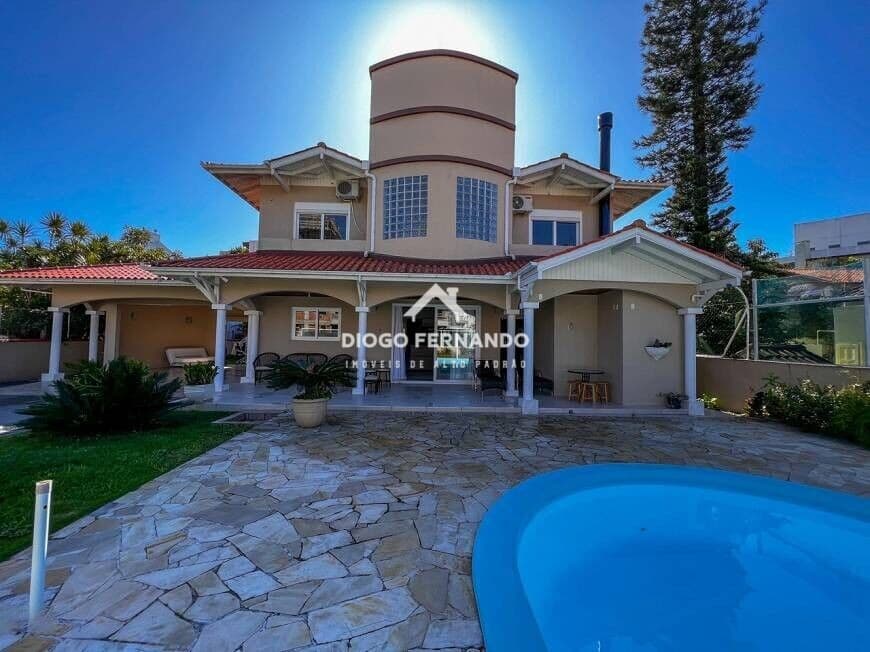 Casa Alto Padrão de 4 dormitórios no Campeche