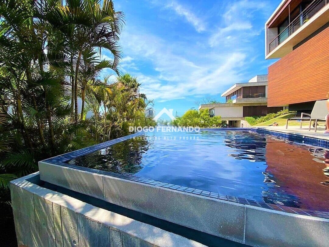 Linda Casa Alto Padrão de 3 suítes em Cacupé