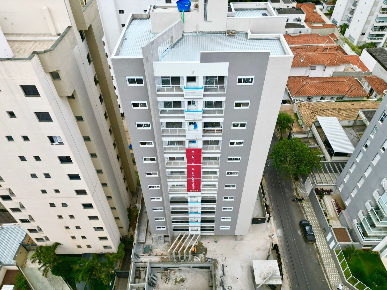 Apartamento novo de 2 dorms c/suíte e 2 vagas no Cambuí