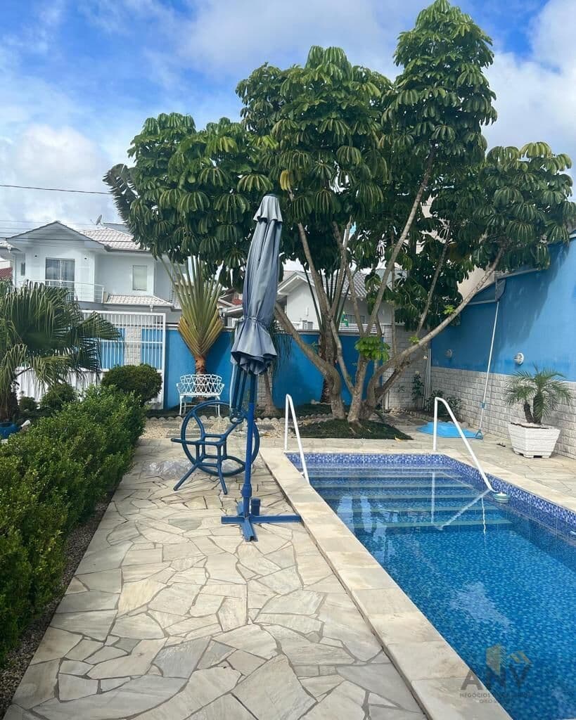 Casa em Alvenaria com um Apartamento/Terraço