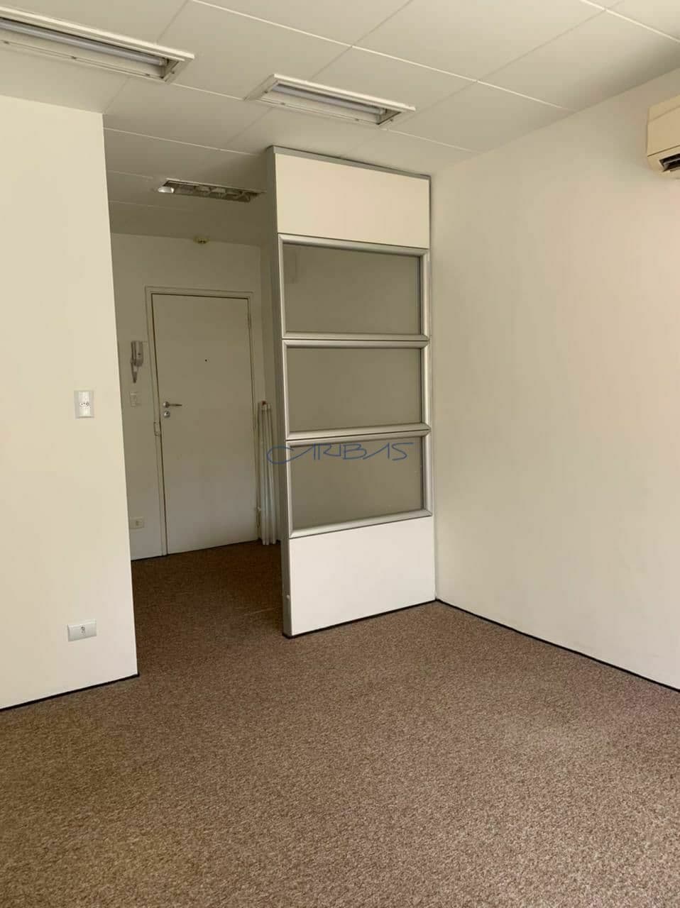 Vendo Sala Comercial Próximo da Avenida Paulista, otima localização. ensolarada, com vista. Portaria 24 horas. Estacionamento Rotativo