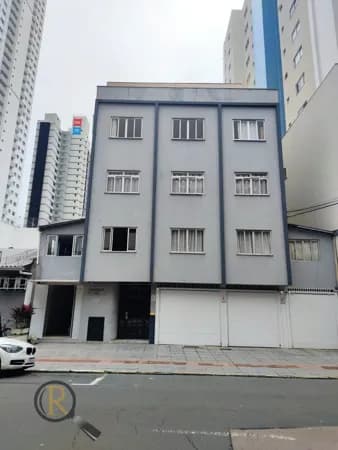 Apartamento com 1 dormitório e 1 vaga de garagem localizado a 500m da Praia