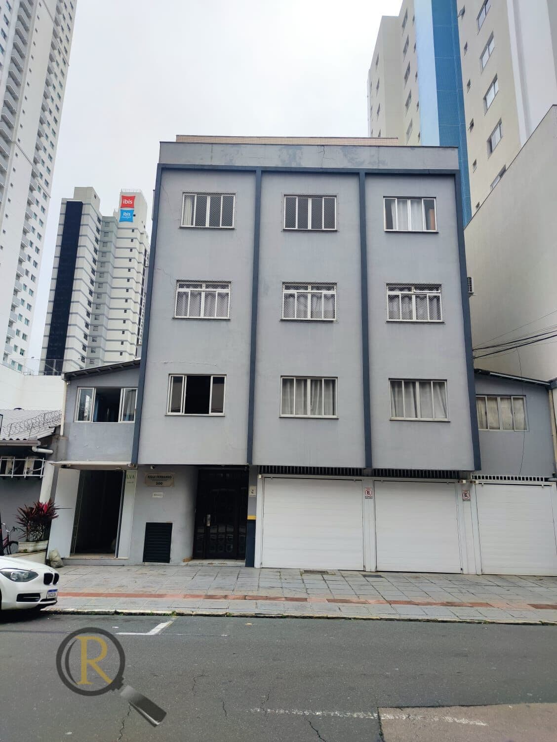 Apartamento com 1 dormitório e 1 vaga de garagem localizado a 500m da Praia