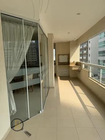 Apartamento com 1 suíte + 2 demi-suítes e 2 vagas a 250 metros do Mar
