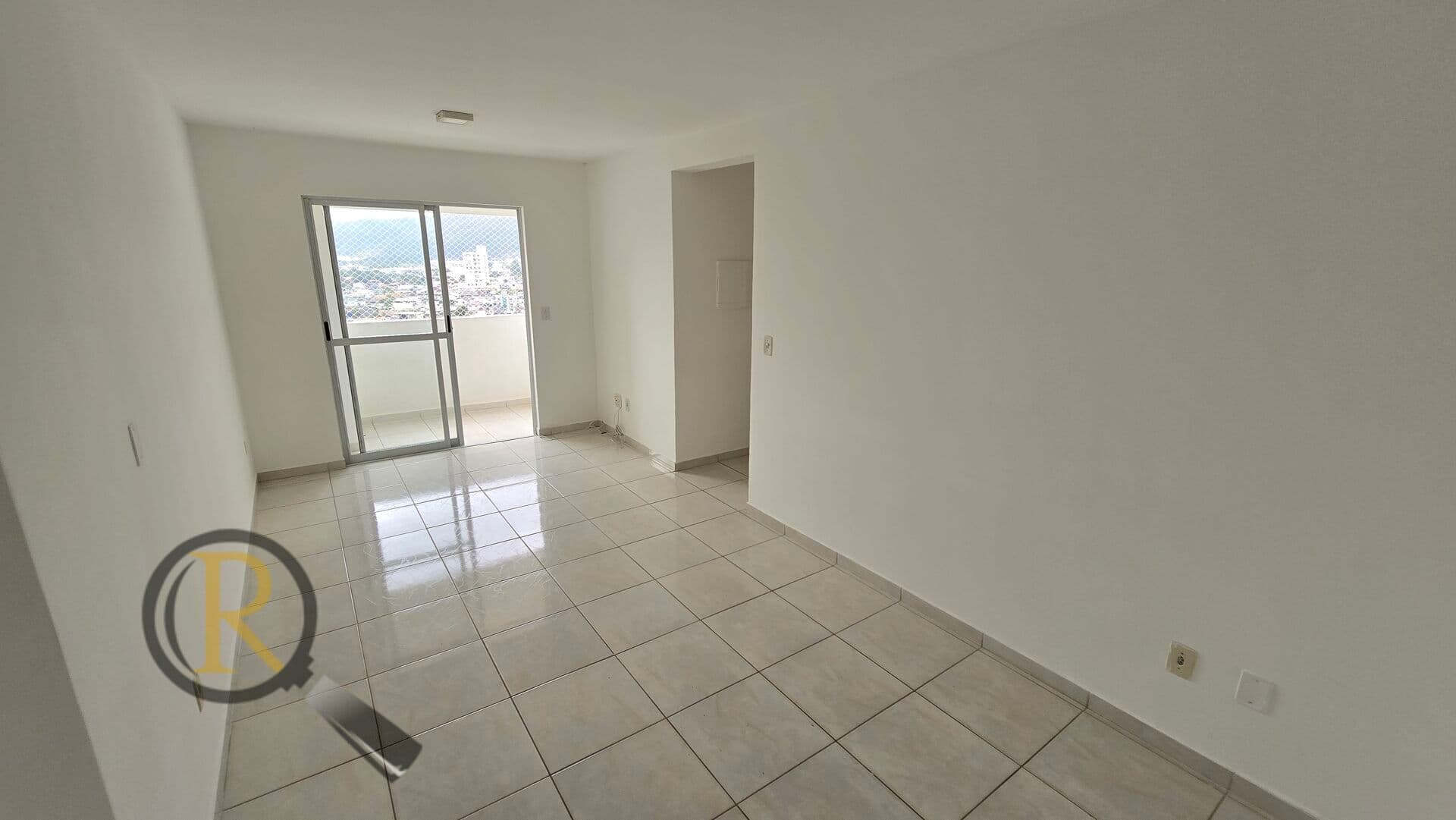 Apartamento mobilado com 3 dormitórios e vaga dupla, localizado a 5 minutos do Centro de Camboriú