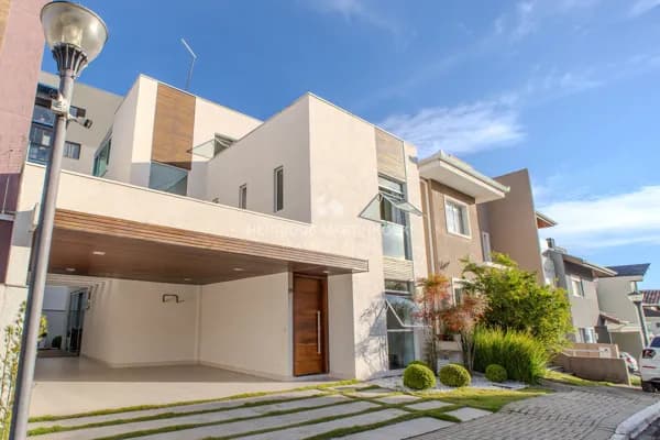 Casa face norte com suíte master, jardim e espaço gourmet em condomínio fechado