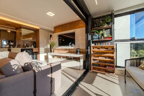 Apartamento à venda no Ecoville PORTEIRA FECHADA, 2 quartos, suíte, sacada com churrasqueira e vista para a Rua do Outono | Condomínio Madri