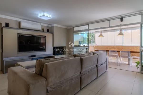 Apartamento a venda - alto padrão-Champagnat em Curitiba-PR de 4 quartos sendo 2 suítes, + 1 Escritório, 2 vagas, 250 m2 privativos, Face Norte.