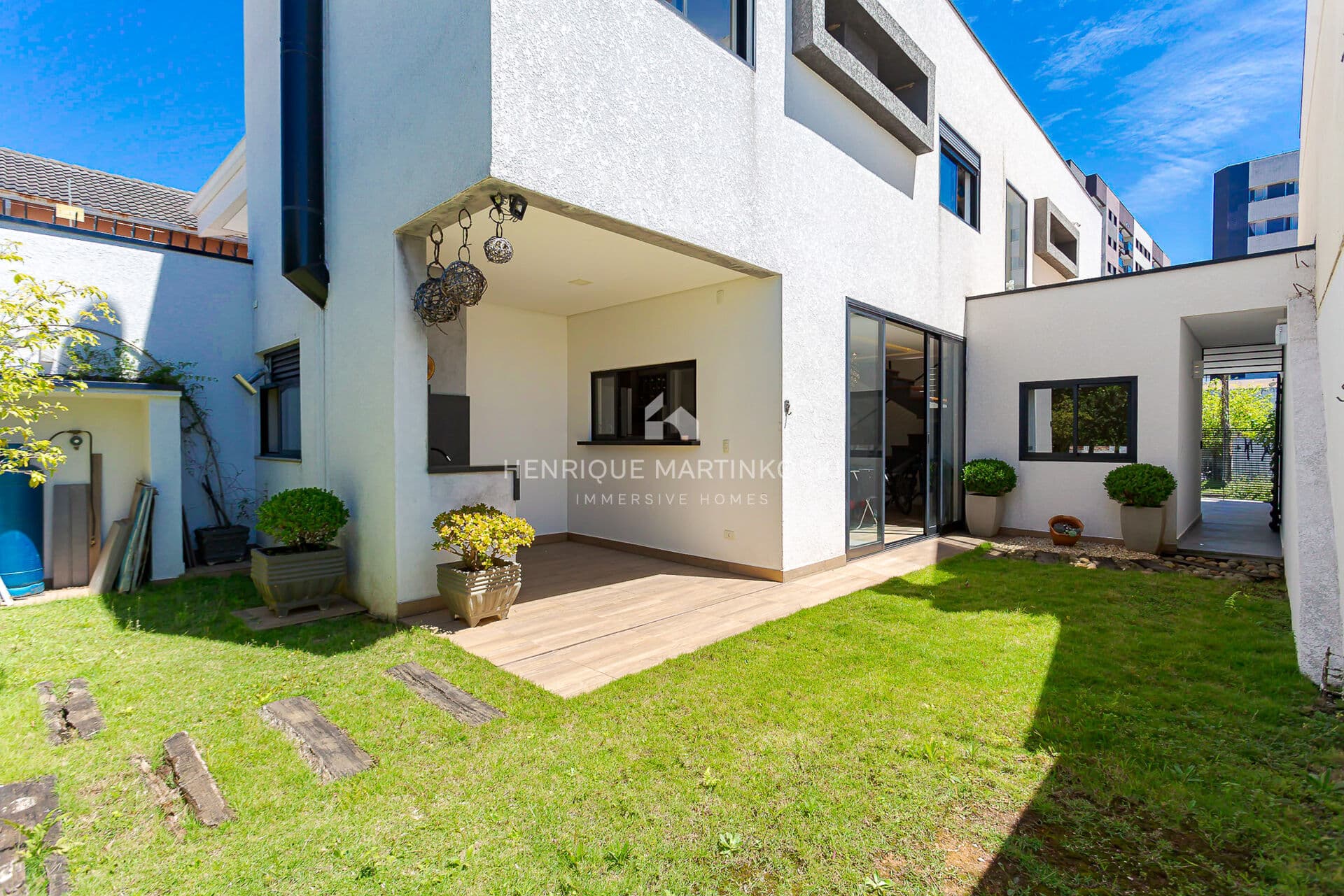 Casa no Ecoville com 3 Suítes, Quintal com Churrasqueira e 182m² Privativos