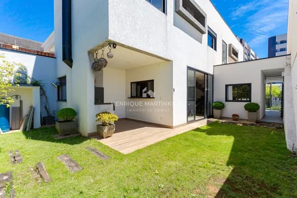 Casa no Ecoville com 3 Suítes, Quintal com Churrasqueira e 182m² Privativos